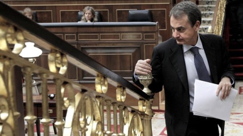 Zapatero mirando por encima de la barandilla del Congreso